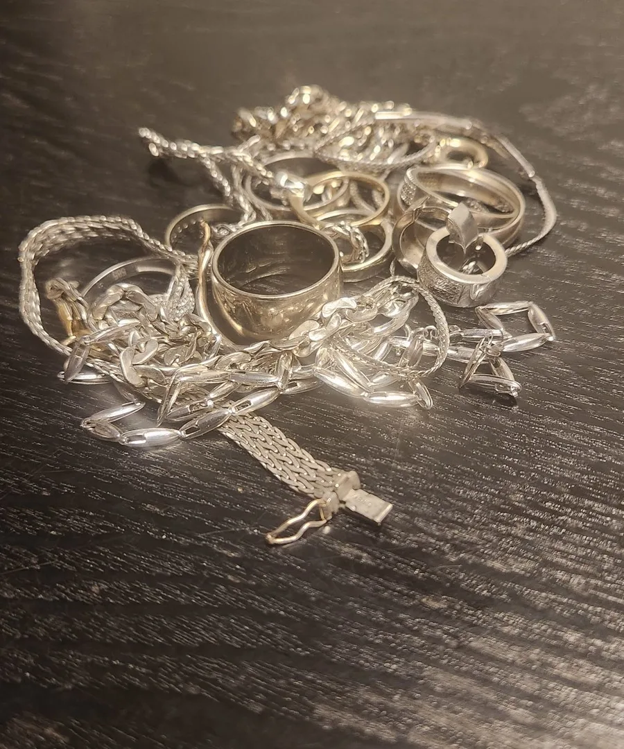 Valkokultakorujen myynti