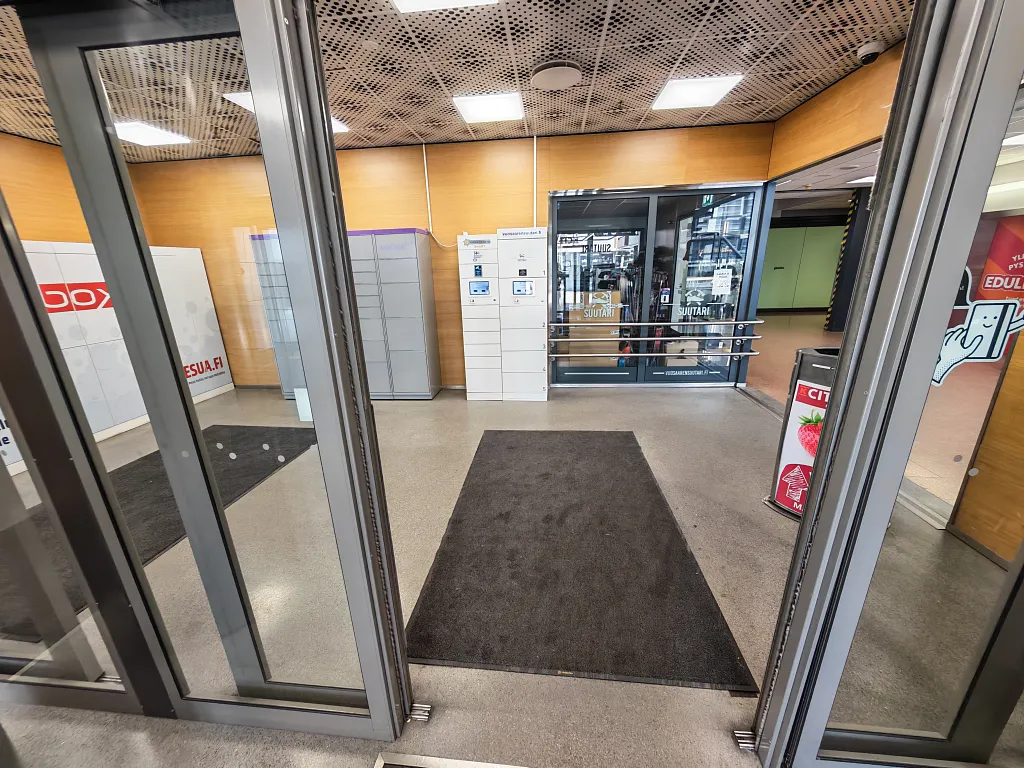 Yläparkkipaikalta: automaatti näkyy heti ovilta