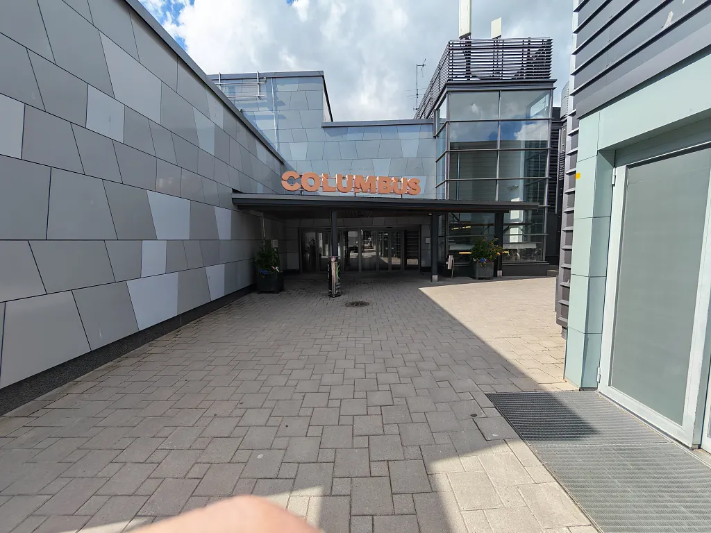 Yläparkkipaikalta: Columbuksen sisäänkäynti