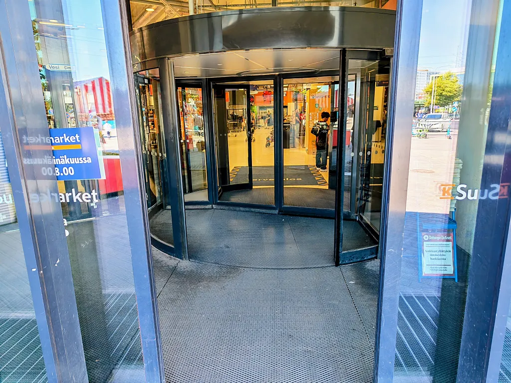 Pääsisäänkäynnin pyöröovi