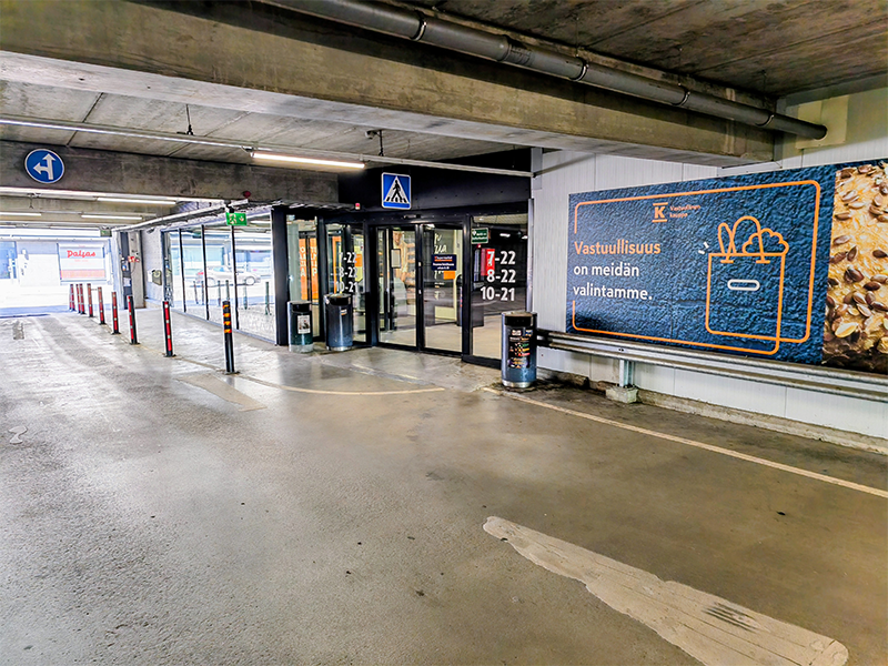 Sisäänkäynti parkkihallin puolelta