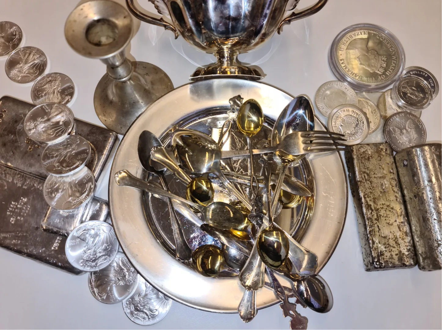 Hopea rahaksi.  Hopea kolikoita, Hopeakoruja, hopeaesineitä ja hopea aterimia.