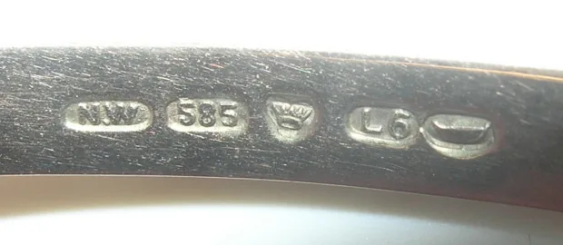 valkokultainen sormus jossa kullan leimat ja muut kullan merkinnät