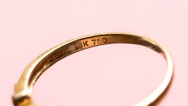 Kullan merkinnät koruissa