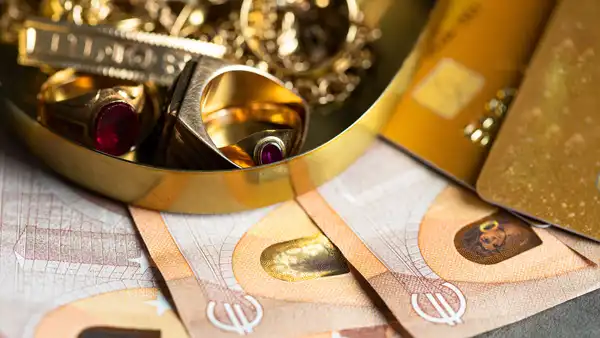 Kultaesineet rahaksi